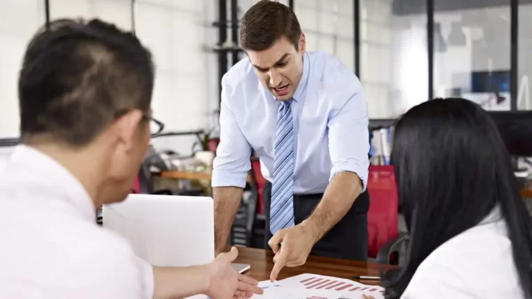 Como sobreviver a um ambiente de trabalho agressivo